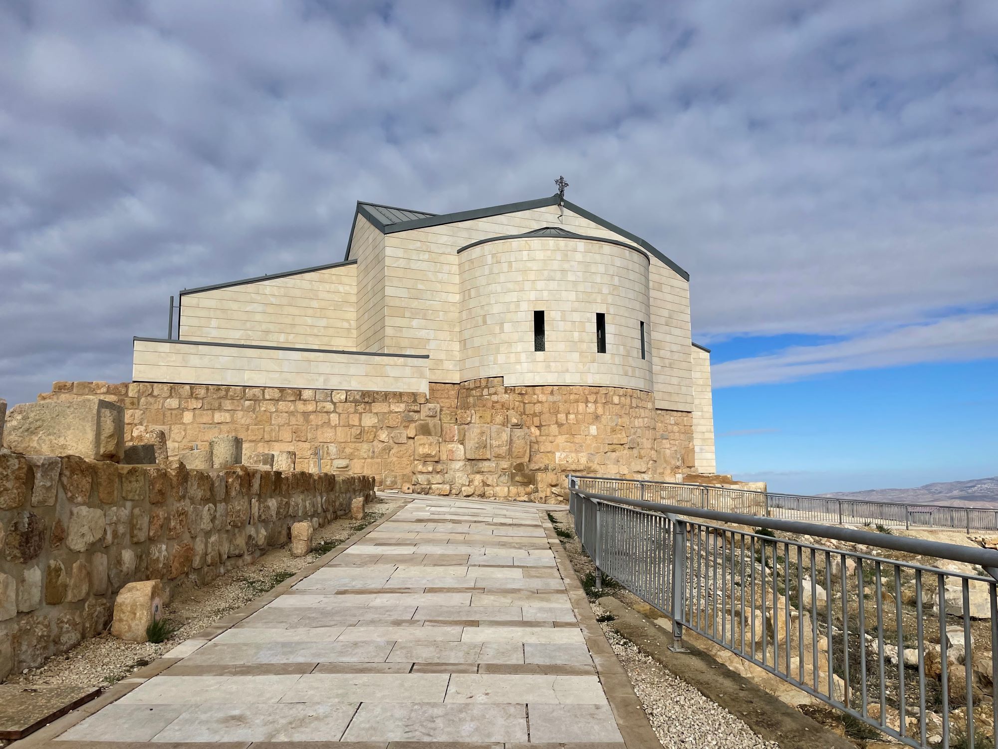 &quot;Марсіанські&quot; пейзажі, два моря та чудо світу. Всі тонкощі самостійної поїздки до Йорданії